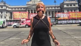 Nancy Pazos se encadenó en las afueras del Congreso. Nancy Pazos se encadenó en las afueras del Congreso.