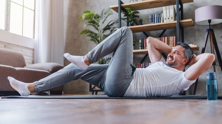 Esta rutina se puede realizar en cualquier lugar de la casa Foto: SHUTERSTOCK