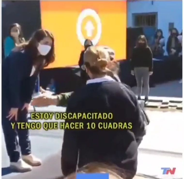 Un jubilado increpó a la intendenta de Moreno, Mariel Fernández.