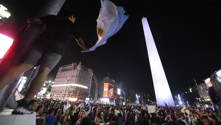 Cientos de personas se reunieron en el Obelisco para festejar el triunfo de Milei. Foto: Juan Mateo Aberastain