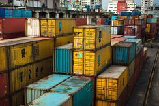 Con esta medida, el organismo busca equilibrar los controles aduaneros con la necesidad de un comercio exterior más ágil Foto: Imagen generada con Midjourney