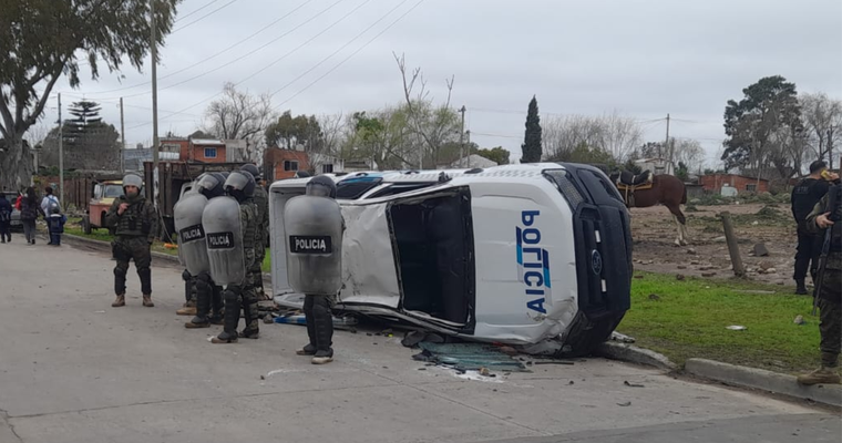 El patrullero perdió el control luego de ser chocado por un colectivo escolar. Foto: X