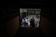 Empleados del Tribunal Electoral cargan tulas con papeletas electorales este sábado, en una bodega en Ciudad de Panamá (Panamá). Panamá celebrará elecciones presidenciales este 5 de mayo. Foto: EFE/ Bienvenido Velasco