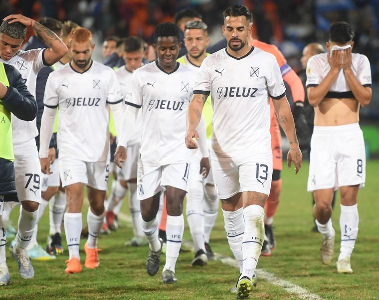 Independiente no sale del fondo. Foto: Télam