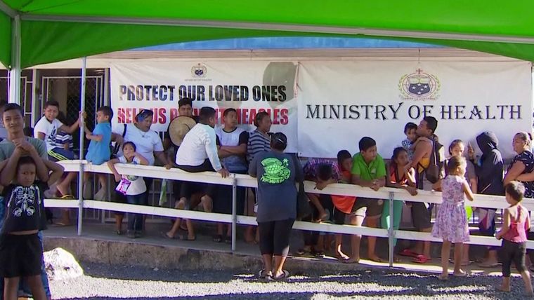 La gente espera para vacunarse en Apia, Samoa, el lunes 18 de noviembre de 2019.