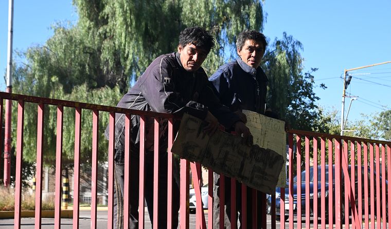En el zanjón de Los Ciruelos, dos hermanos enfrentan la calle. Su único pedido es una oportunidad laboral para salir adelante. En el zanjón de Los Ciruelos, dos hermanos enfrentan la calle. Su único pedido es una oportunidad laboral para salir adelante.