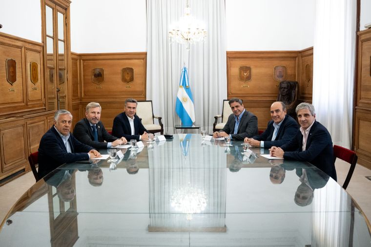 El Gobierno estrena la mesa de diálogo con los gobernadores aliados en la Casa Rosada.