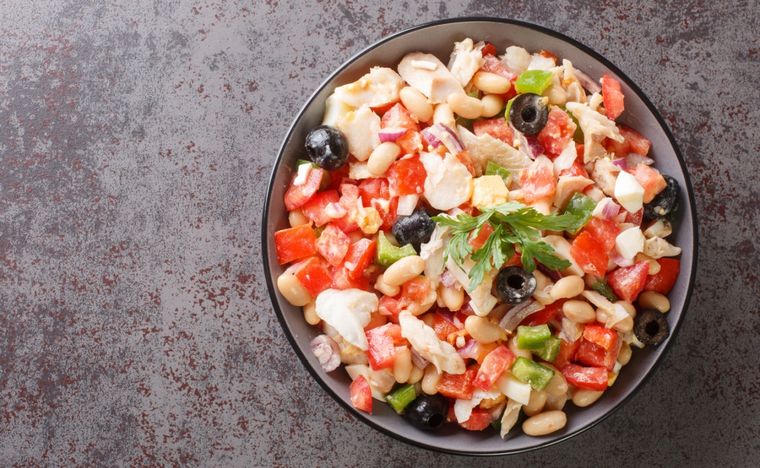 Ensalada de bacalao y alubias Una receta simple y muy sabrosa para disfrutar en el almuerzo. Foto: Shutterstock