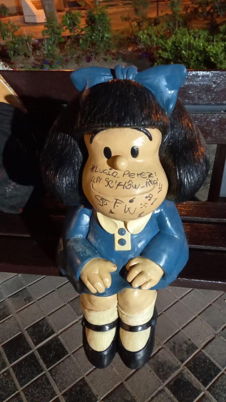 Así quedó la estatua de Mafalda tras el estúpido ataque