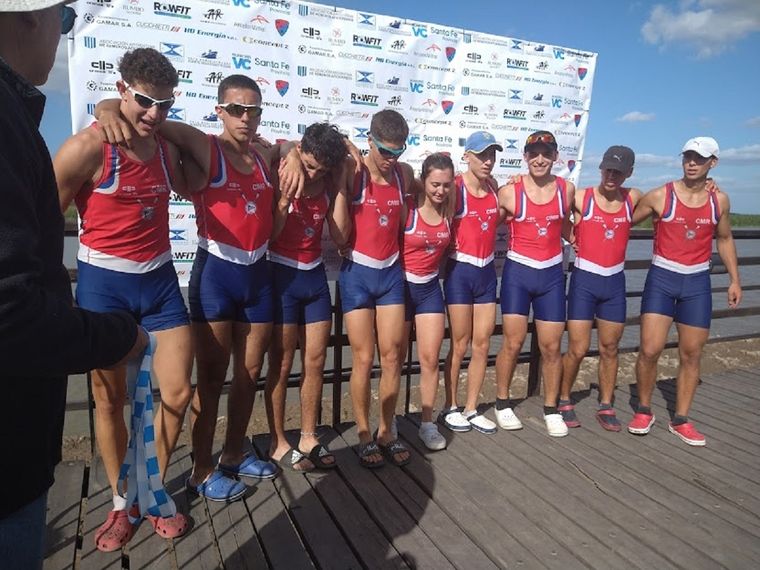 El 8 Senior A de Regatas en la premiación. Foto: Prensa Regatas