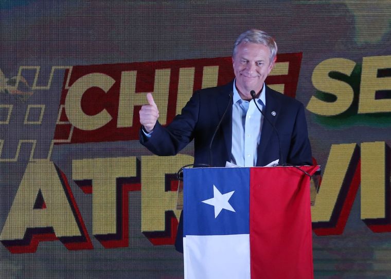En Chile, José Antonio Kast marcha al frente según los sondeos para la segunda vuelta. Foto: Efe En Chile, José Antonio Kast marcha al frente según los sondeos para la segunda vuelta. Foto: Efe