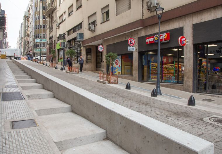 En la calle Viamonte se están llevando a cabo obras similares que buscan reforzar la accesibilidad peatonal. En la calle Viamonte se están llevando a cabo obras similares que buscan reforzar la accesibilidad peatonal.