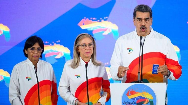 Delcy Rodríguez aparecía frecuentemente en eventos junto a Nicolás Maduro y su esposa, Cilia Flores.