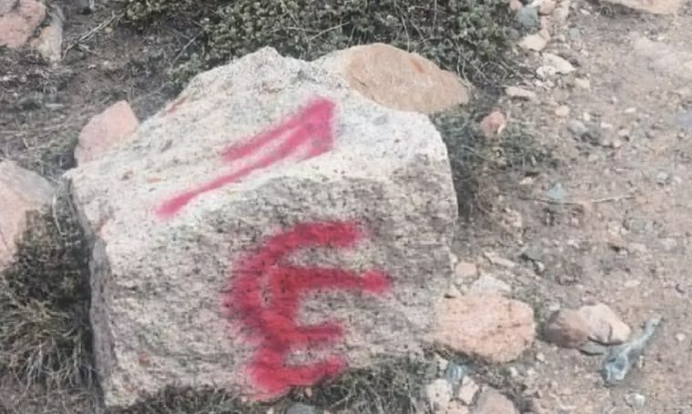 Integrantes de la congregación Verbo Encarnado reconocieron haber pintado rocas y postes en el Manzano Histórico y ahora enfrentan un proceso sancionatorio.