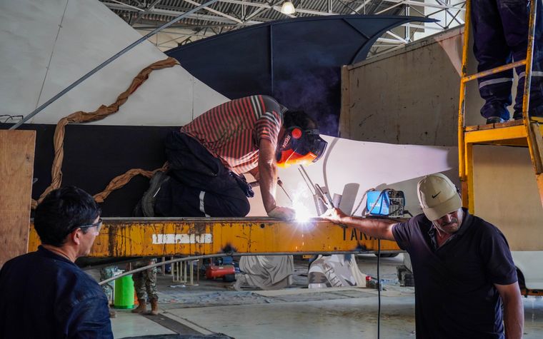 Los carros de vendimia se construyen respetando la identidad de cada departamento.