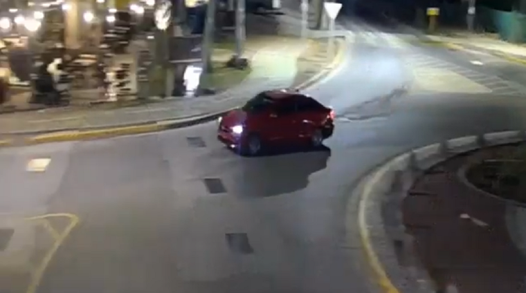 Un Fiat Cronos rojo sin patente fue detectado como sospechoso y en su interior había elementos robados. Foto: Captura de video