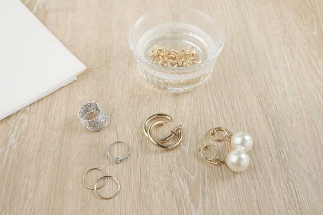 LIMPIAR LAS JOYAS NECESITAN DE UNA LIMPIEZA PROFUNDA CADA ALGUNOS MESES, PARA EVITAR QUE SE OXIDEN Foto: Pinterest