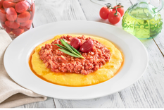 Polenta con ragú: la receta clásica que conquista corazones y paladares Foto: Shutterstock