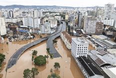 Fotografía aérea tomada con un dron que muestra luna zona inundada este domingo, tras la crecida del lago Guaíba en la ciudad de Porto Alegre Foto: EFE