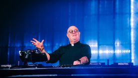 Conocé cuales fueron los primeros pasos del famoso sacerdote que hace vibrar a fieles y entusiastas de la electrónica. Conocé cuales fueron los primeros pasos del famoso sacerdote que hace vibrar a fieles y entusiastas de la electrónica.