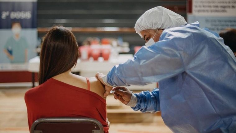 La vacunación posee una alta efectividad para evitar hospitalizaciones y muertes en mayores de 50 años Foto: Agencia Télam