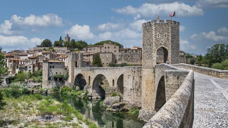 Besalú es uno de los pueblos que evoca lo mediaval en Cataluña Foto: Pexels