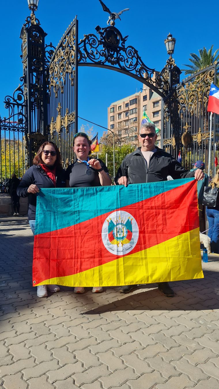 Jaqueline, Lais 4km y Angelo desplegando la bandera del estado de Rio Grande do Sul, Brasil. Jaqueline, Lais 4km y Angelo desplegando la bandera del estado de Rio Grande do Sul, Brasil.