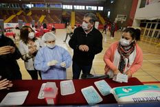 perlita: daniel orozco se vistio de medico y se puso a vacunar en las heras