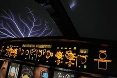 Aunque antiguamente el fuego de San Telmo era visto solo en los barcos, en la actualidad también se percibe desde los aviones. Foto: GETTY IMAGES