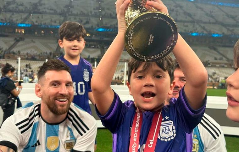Lionel Messi El capitán de la Selección y sus hijos festejaron con la Copa del Mundo.
