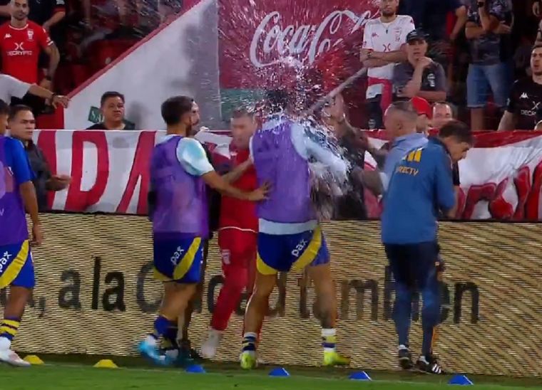 El defensor vivió una particular situación en cancha del Globo. Foto: Captura