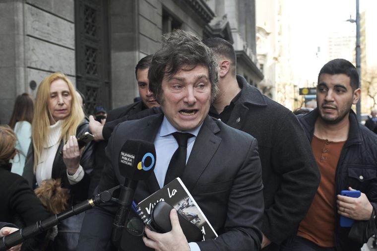 Milei arremetió contra la precandidata a presidente de Juntos por el Cambio, Patricia Bullrich, por estar detrás de las acusaciones de financiamiento irregular en su espacio. Foto: Telam