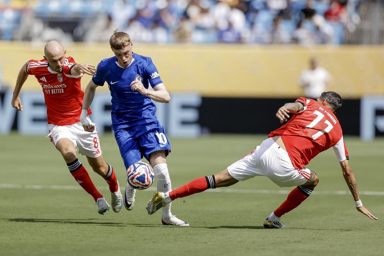 El duelo entre Chelsea y Benfica estuvo parado por casi dos horas. El duelo entre Chelsea y Benfica estuvo parado por casi dos horas.