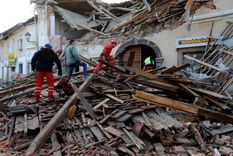 video: el mal momento que vivio un politico durante un terremoto