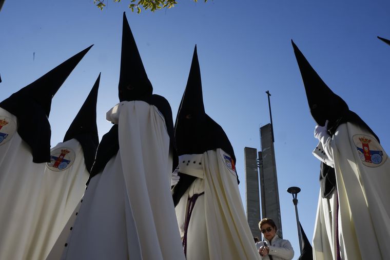 Los capirotes de los penitentes son una tradición que llegó a la modernidad desde la Edad Media. Los capirotes de los penitentes son una tradición que llegó a la modernidad desde la Edad Media.