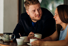 Conocer a una persona después de los 40 años y tratar de tener una cita romántica puede ser una odisea para algunos.