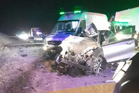 Así quedó el auto en el que viajaban los turistas Foto: Gentileza