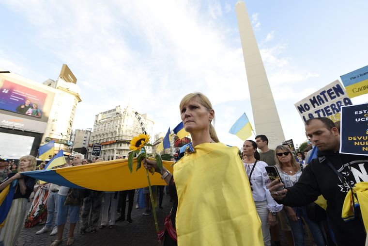 Ciento de personas se congregaron en el Obelisco para pedir un alto al fuego en Ucrania Foto: Juan Mateo Aberastain Zubimendi/MDZ