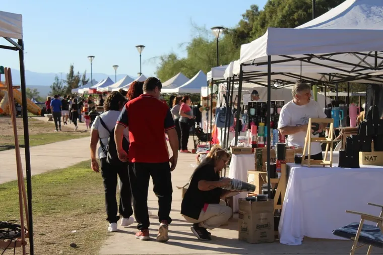En el Parque de la Familia, de Las Heras, suelen realizarse ferias de artesanos. En el Parque de la Familia, de Las Heras, suelen realizarse ferias de artesanos.