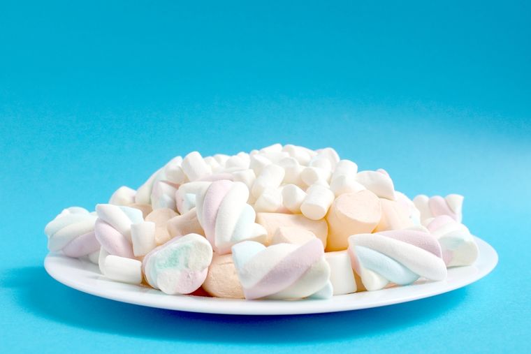 La receta de malvaviscos moderna utiliza gelatina en lugar de la savia de malvavisco, logrando la textura esponjosa que conocemos hoy. La receta de malvaviscos moderna utiliza gelatina en lugar de la savia de malvavisco, logrando la textura esponjosa que conocemos hoy.