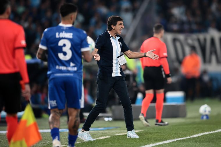 Sufre Costas: la pieza clave en Racing que se lesionó y se perderá los clásicos ante Independiente y River.