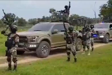 MDZol | Dura arenga Los integrantes exhiben armas de grueso calibre.