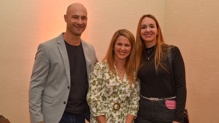  Sebastián, Tamara y la subsecretaria de Gestión y Administración del Ministerio de Salud, Sabrina Cabello. Sebastián, Tamara y la subsecretaria de Gestión y Administración del Ministerio de Salud, Sabrina Cabello.