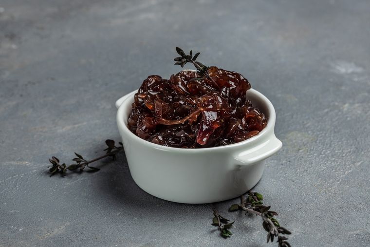 La cebolla morada intensifica el color: usar en esta receta cebolla morada da como resultado una mermelada de tono púrpura brillante y muy vistoso. La cebolla morada intensifica el color: usar en esta receta cebolla morada da como resultado una mermelada de tono púrpura brillante y muy vistoso.