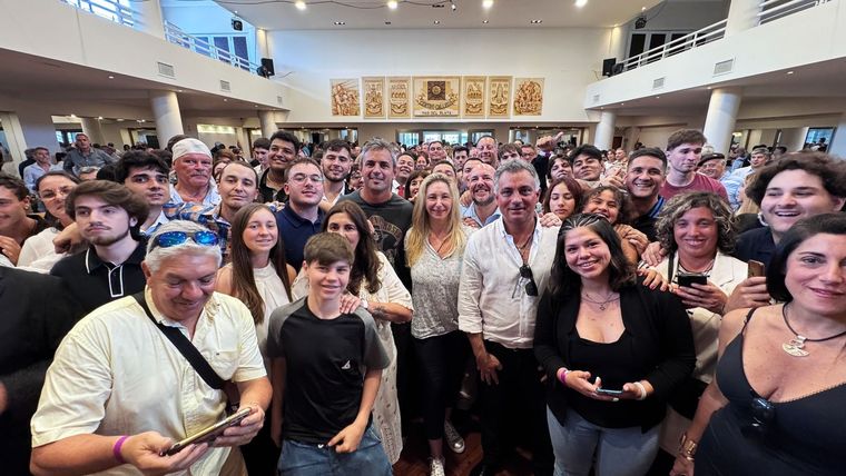 La presidenta de La Libertad Avanza, Karina Milei, junto a su vice, Martín Menem, y el titular del partido en la provincia de Buenos Aires, Sebastián Pareja, durante un evento partidario en Mar del Plata. Foto: Prensa La Libertad Avanza