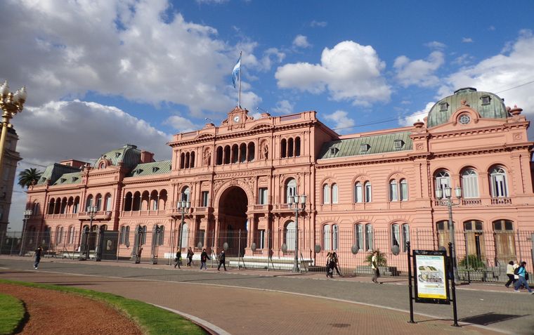 En los alrededores de la Casa Rosada abundan las familias y las personas en situación de calle.