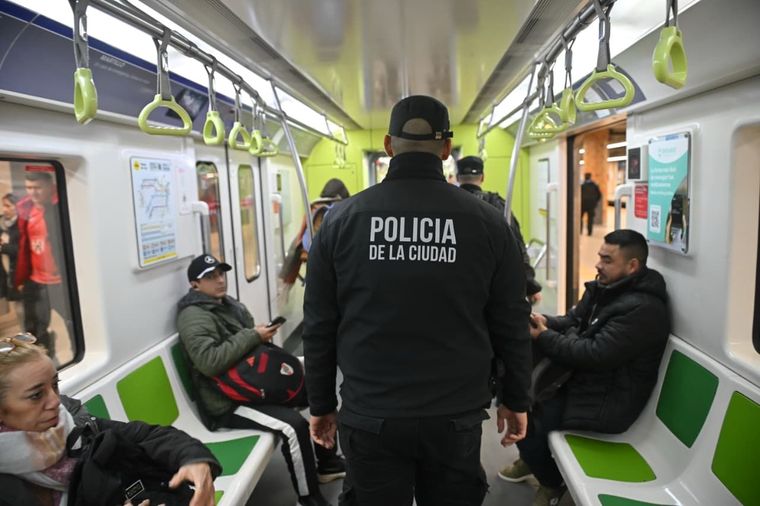 Más de mil efectivos en centros de trasbordo y vías rápidas. Más de mil efectivos en centros de trasbordo y vías rápidas.