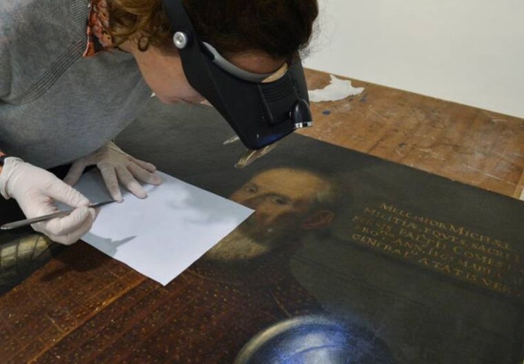 Trabajos en el CONICET sobre la obra Fotografía. Foto: R. Baridón