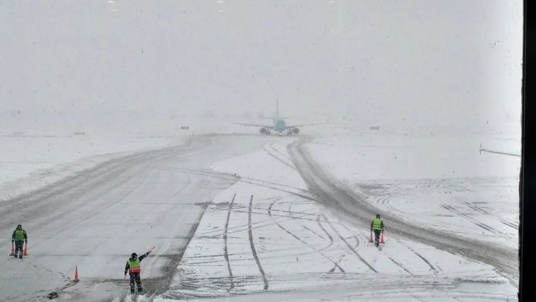 El aeropuerto de Bariloche con servicio suspendido por la intensa nevada Foto: Noticias Argentinas