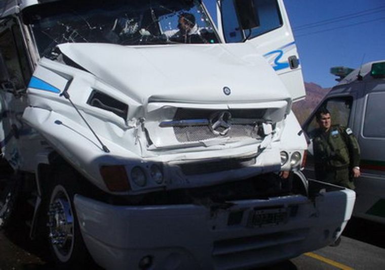 Camión que embistió a otro por detrás sobre la Ruta 7. Foto: Gentileza Eduardo Yaya / Aprocam